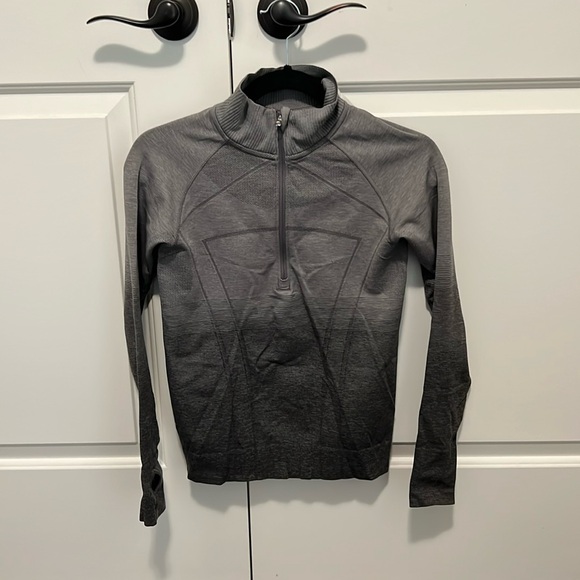 Ivivva shirt in beautiful grey print. - Picture 1 of 2